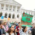 Manifestantes protestan contra la eutanasia, ayer, frente al Parlamento en Lisboa