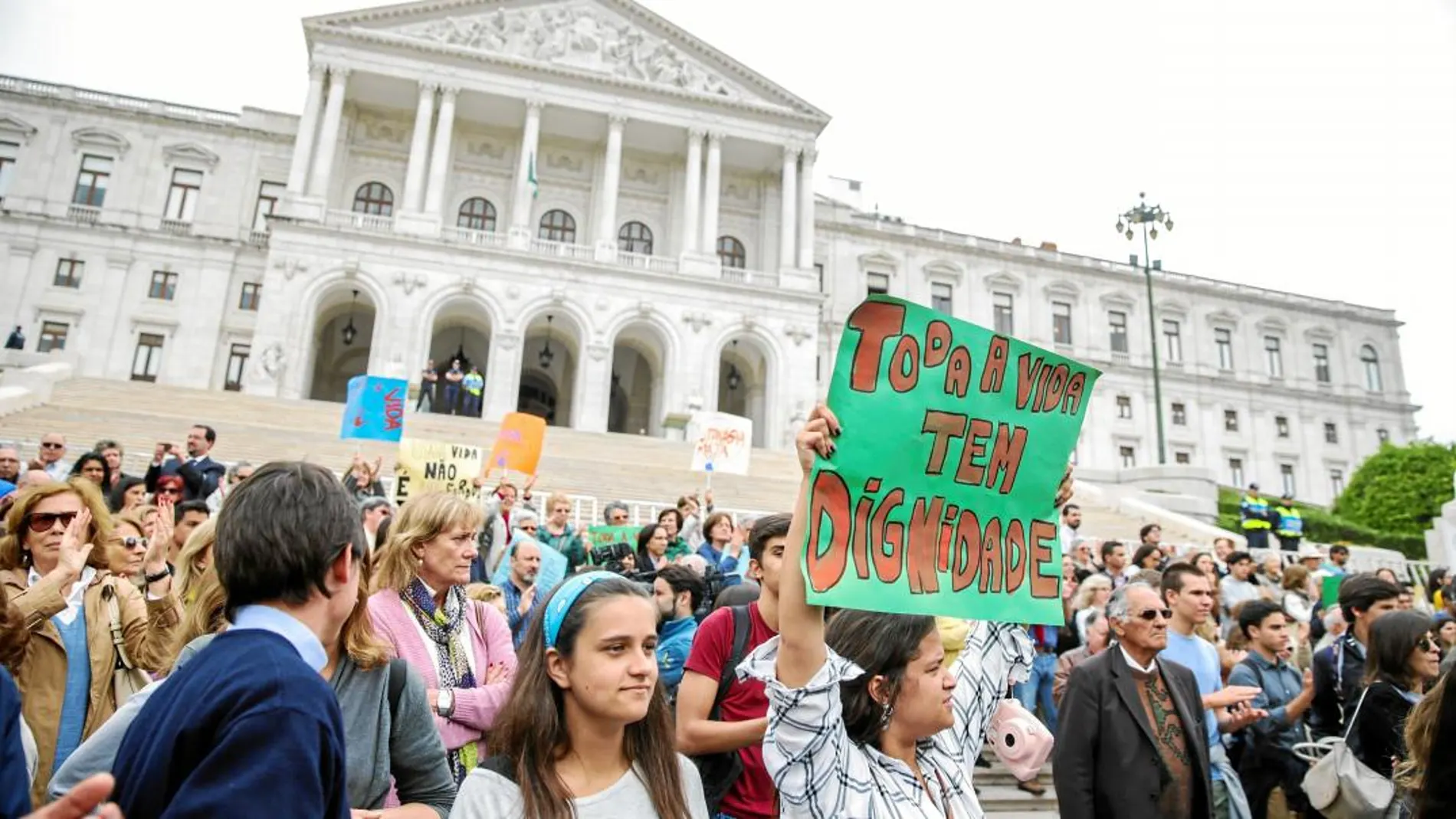 Manifestantes protestan contra la eutanasia, ayer, frente al Parlamento en Lisboa