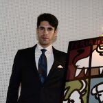 Alejandro Talavante posa junto a uno de los carteles del próximo San Isidro