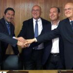 El presidente Jesús Julio Carnero suscribe los acuerdos con los representantes de las entidades