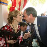 El alcalde de Sevilla, Juan Espadas, saluda a Carmen Castilla, secretaria general de UGT-Andalucía, en una caseta de la Feria de Abril