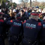 Los manifestantes intentan romper el cordón policial ante el Parlament el pasado martes. REUTERS/Sergio Perez