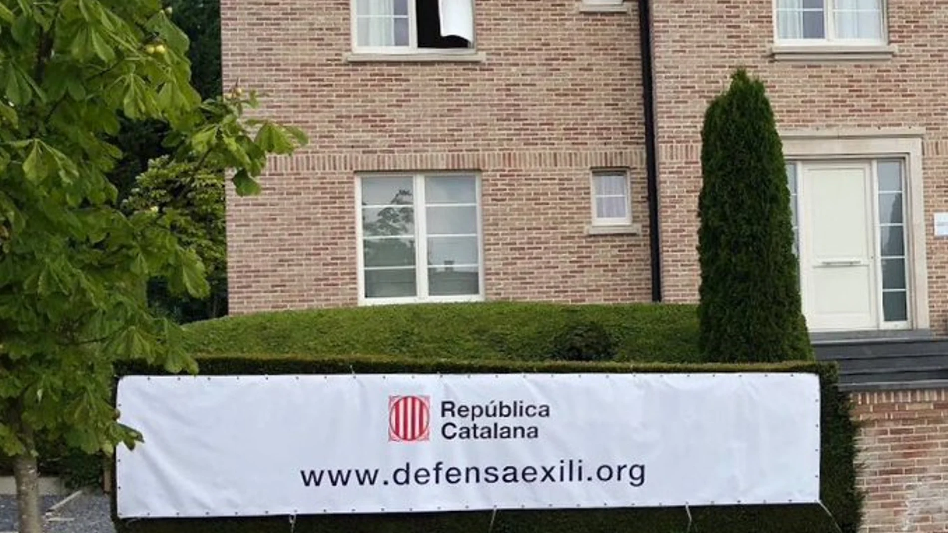 Imagen de la fachada de la casa de Puigdemont en Waterloo con la pancarta que anuncia la República de Cataluña, en Waterloo