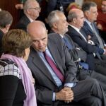 Manuel Chaves conversa con Magdalena Álvarez en la Sala de la Audiencia de Sevilla donde se enjuicia a 22 ex altos cargos por el presunto fraude de los ERE