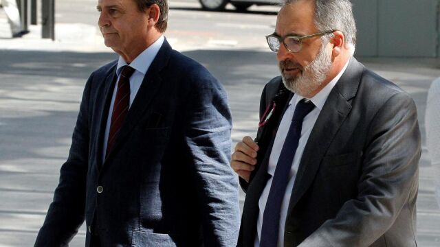 Cotino, a la derecha, a su llegada a la Audiencia Nacional (EFE)