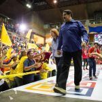 El presidente de Venezuela, Nicolás Maduro (d), participa en un acto político junto a la primera dama Cilia Flores (i) ayer en Caracas