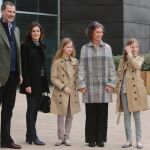 Los Reyes acompañados por la reina Sofía, la princesa Leonor y la infanta Sofía a su llegada hoy a la Clínica Universitaria La Moraleja