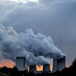 El vapor de agua emana de varias chimeneas en una planta de Boxberg, Alemania, en una imagen de archivo /Efe
