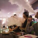 Varios consumidores de «vapers» en un local que permite su uso