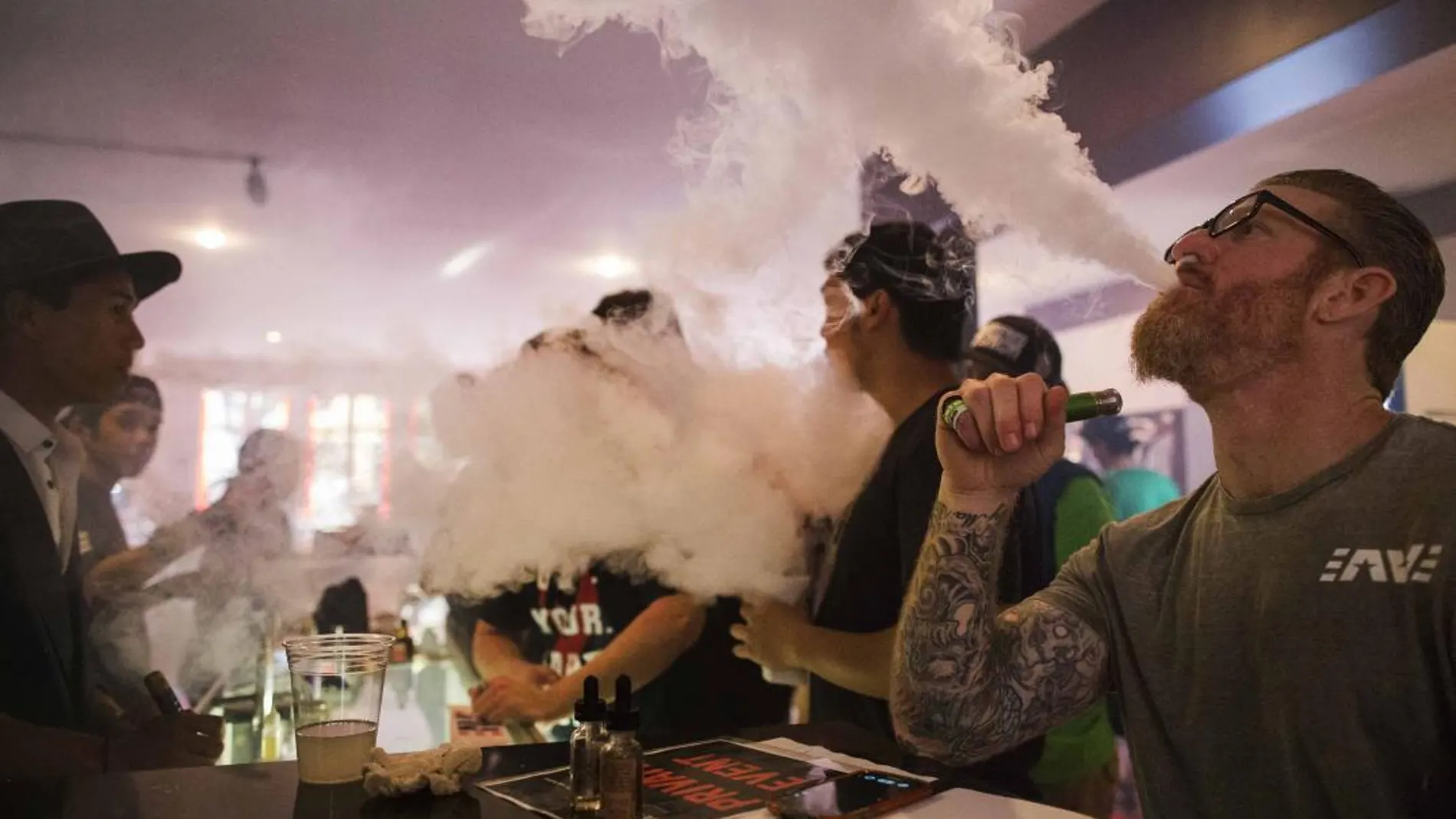 Varios consumidores de «vapers» en un local que permite su uso