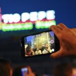 Un usuario utiliza si móvil para grabar en una procesión en Madrid