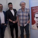 Víctor Fernández, Miguel poveda e Ian Gibson, en la Feria del Libro/Foto: Luis Díaz