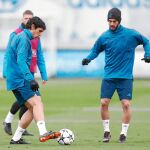Jesús Vallejo, en el entrenamiento de ayer del Real Madrid, junto a Isco