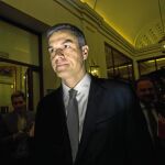 El líder del PSOE, Pedro Sánchez, ayer a su llegada al Congreso de los Diputados para defender su proyecto alternativo de Gobierno
