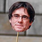 La máscara con el rostro de Puigdemont, izada durante una protesta en Barcelona el pasado 30 de enero
