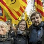 Clara Ponsati (I), junto a Meritxell Serret y Antoni Comin.