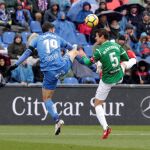 El delantero del Getafe, Jorge Molina (i), y el defensa argentino del Leganés, Martín Mantovani (d), saltan por un balón.