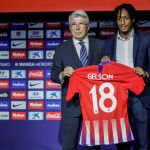 El delantero portugués Gelson Martins, y el presidente del Atletico de Madrid Enrique Cerezo, durante la presentación del extremo como nuevo jugador del Atlético de Madrid / Foto: Efe