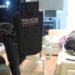 La investigación policial comenzó en diciembre, y permitió desarticular , aparte de liberar a la mujer secuestrada, una red de narcotráfico de marihuana / Mossos d’'Esquadra
