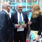 El presidente de la Diputación de Valladolid, Jesús Julio Carnero, conversa con la directora general de Políticas Culturales de la Junta, Mar Sancho, y el alcalde de Olmedo, Alfonso Centeno, en la presentación del Festival