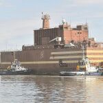 Momento del remolcado de la infraestructura desde San Petersburgo al puerto de Murmansk