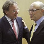 Juan Carlos Moragues, junto al ministro de Economía, Cristóbal Montoro, en una imagen de archivo
