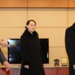 Una delegación de alto nivel Corea del Norte, que incluye a Kim Yo-jong, hermana del líder Kim Jong-un, y el presidente honorífico del país, Kim Yong-nam (d), llega al aeropuerto internacional de Incheon (oeste de Seúl), para asistir a la apertura de los Juegos Olímpicos de PyeongChang