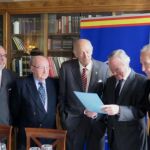De Izda, a drcha:. Momento en el que los Embajadores Eduardo de Laiglesia, Federico Garayalde, José María Velo de Antelo y José Ramón Remacha hacen entrega el acta de la Academia de la Diplomacia al ex Ministro Josep Piqué.