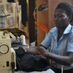 Una mujer se forma en el «Centre Catholique de Formation Professionnelle Madre Agata Carelli» de Togo