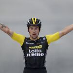 Primoz Roglic cruza la línea de meta y levanta los brazos para celebrar la victoria. (AP Photo/Peter Dejong)