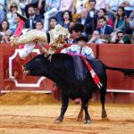 Imagen de Ángel Jiménez mientras era feamente volteado por uno de los novillos