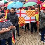 Los asistentes al acto celebrado en una céntrica plaza de Reus iban ataviados con todo tipo de banderas y símbolos