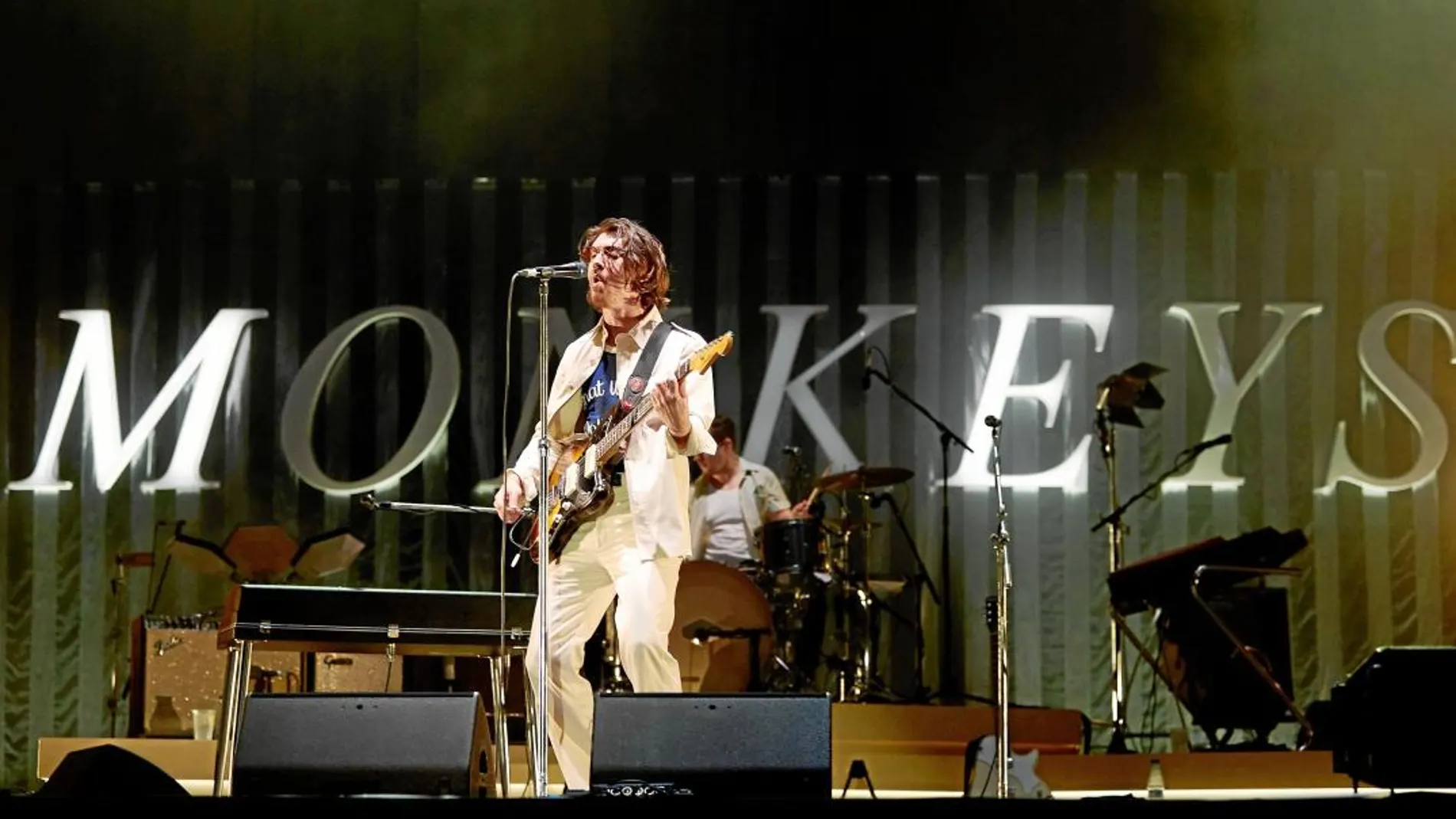 En la imagen, Alex Turner ayer durante su actuación en el Primavera Sound