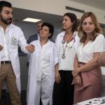 La consejera de Salud, Marina Álvarez, visitó ayer la nueva unidad de ictus del hospital Juan Ramón Jiménez de Huelva (Foto: Efe)