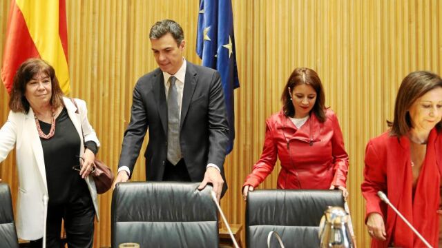 Sánchez, ayer en el Congreso se reunió con diputados y senadores de su partido para explicarles los detalles de la moción que presentará mañana en la Cámara Baja