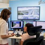 La delegada del Gobierno de Aragón, Carmen Sánchez (i), en el Centro de Control de Tráfico durante la presentación del plan de seguridad de la DGT con motivo de la Operación Salida por las vacaciones de agosto, que comienza hoy. EFE/Javier Cebollada