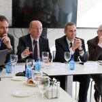 De izquierda a derecha, el director artístico del ADDA, Josep Vicent; el director del Área de Relaciones Externas del Grupo Planeta, Carlos Creuheras; el presidente de la Diputación de Alicante, César Sánchez; y el diputado de Cultura y Educación, César Augusto Asencio