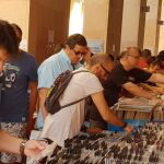 Mitómanos a la caza de una de las 50.000 referencias disponibles en la Feria