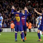 El delantero del FC Barcelona Leo Messi (2-i) es felicitado por sus compañeros tras marcar el segundo gol ante el Leganés