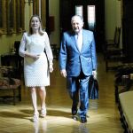 Ana Pastor y Félix Sanz Roldán, ayer, a su llegada a la Comisión de Gastos Reservados del Congreso