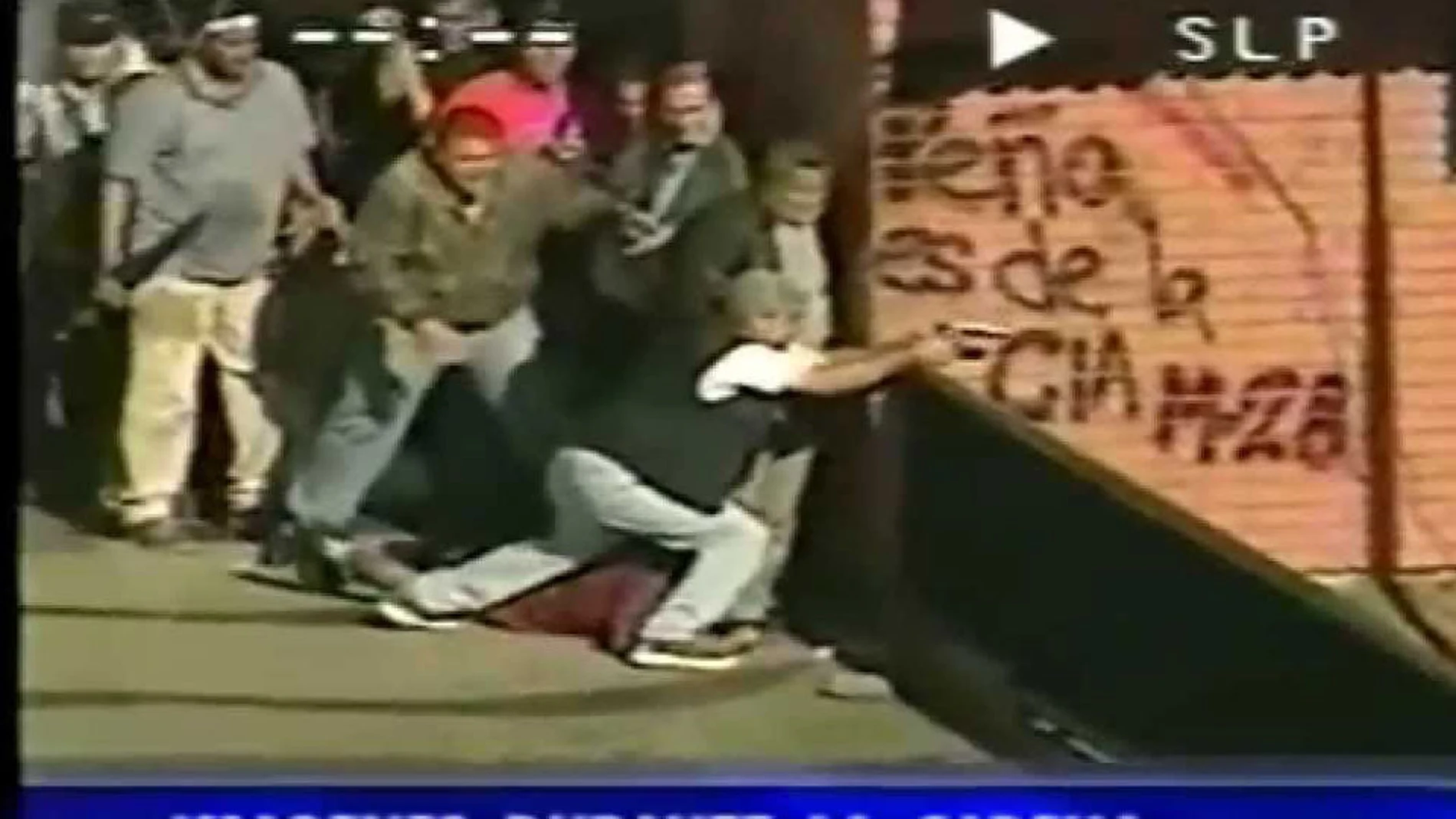 Richard Peñalver en Puente Llaguno (Venezuela), apuntando con una pistola el pasado 11 de abril de 2002