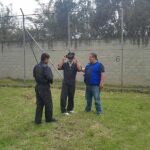 Presos menores de edad junto a un instructor en el Centro de Reclusión El Redentor, en Bogotá (Colombia), que participan en el programa tecnológico «Samsung Nómada», cuyo objetivo es mejorar las tasas de reinserción de los jóvenes en la sociedad una vez cumplen su condena / Efe