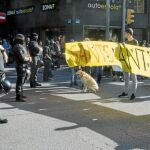 En la imagen de arriba, la fuerte vigilancia policial ante las protestas de radicales por el acto organizado por Societat Civil Catalana en Sants, aunque no hubo incidentes.