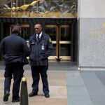 Miembros de la Policía en la puerta de las oficinas de Michael Cohen, ayer