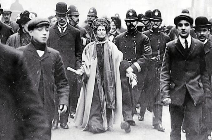 La sufragista Emmeline Pankhurst rodeada de policías en una protesta a inicios del siglo XX