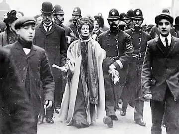La sufragista Emmeline Pankhurst rodeada de policías en una protesta a inicios del siglo XX La sufragista Emmeline Pankhurst rodeada de policías en una protesta a inicios del siglo XX