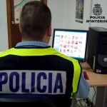 Imagen de un agente analizando material pedófilo