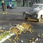 Daños en la vía pública tras un ataque con bomba en la ciudad de Al Sueida, en el sur de Siria, hoy 25 de julio. Reuters