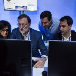 Mariano Rajoy, visita uno de los stands en la convención nacional del partido