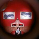Además de observar el apartamento-obra de Mae West puede sentarse en el sofá con forma de labios y hacerse un «selfie» para la posteridad